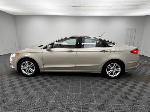 Used 2018 Ford Fusion SE w/ Fusion SE Technology Package FWD image 12