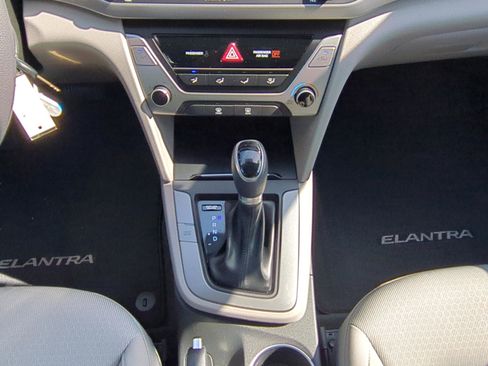 Used 2017 Hyundai Elantra SE image 17