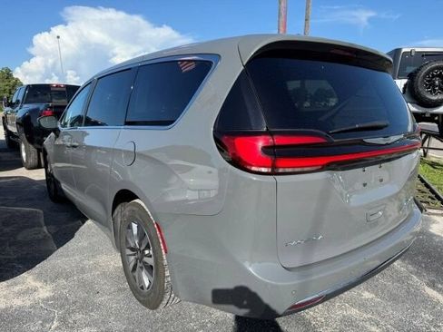 Used 2023 Chrysler Pacifica Touring-L FWD image 6