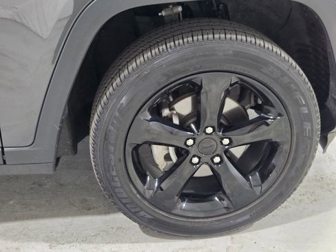 Used 2023 Jeep Grand Cherokee Altitude AWD/4WD image 19