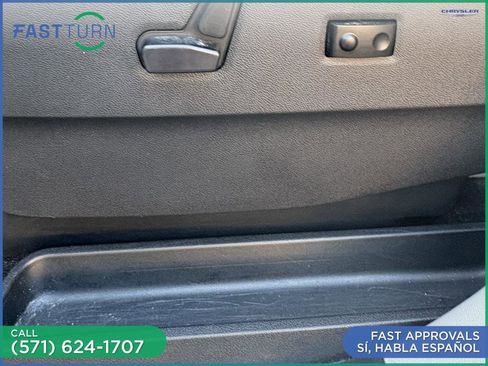 Used 2015 Chrysler Town & Country Touring image 18