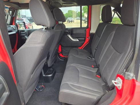 Used 2013 Jeep Wrangler Unlimited Rubicon w/ Connectivity Group AWD/4WD image 13