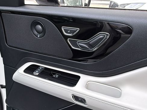 New 2026 Lincoln Aviator AWD image 9