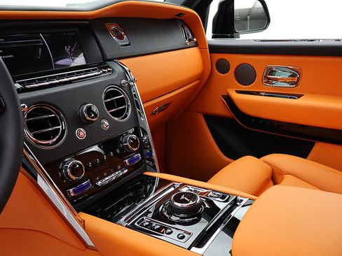 Used 2022 Rolls-Royce Cullinan AWD/4WD image 38