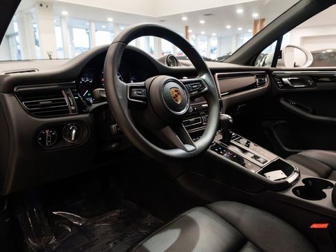 Used 2024 Porsche Macan image 18