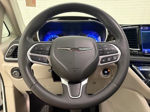 Used 2023 Chrysler Pacifica Limited FWD image 3