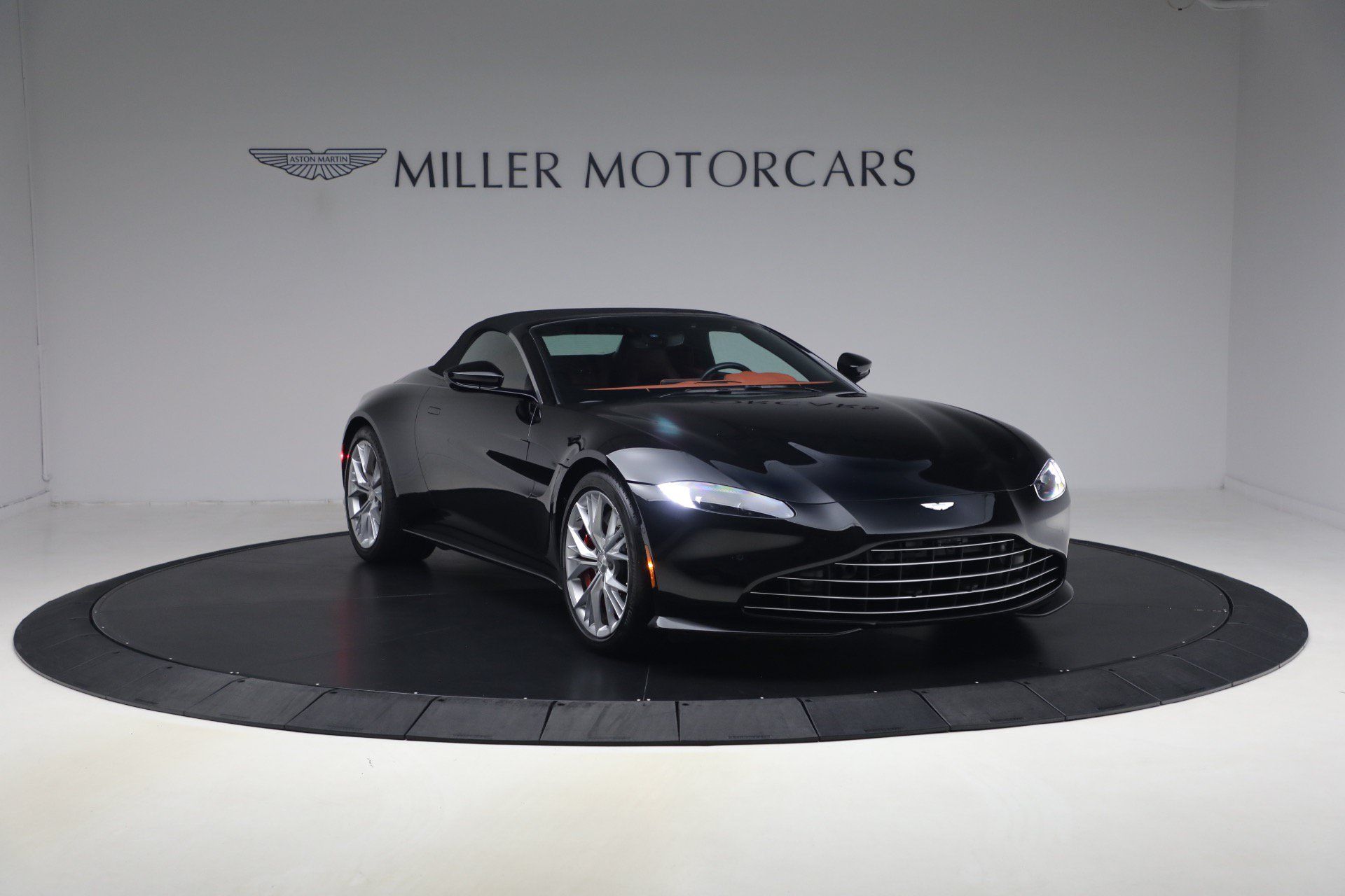 Used 2021 Aston Martin V8 Vantage Roadster RWD image 23
