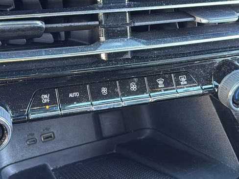 Used 2025 Chevrolet Traverse LT image 27