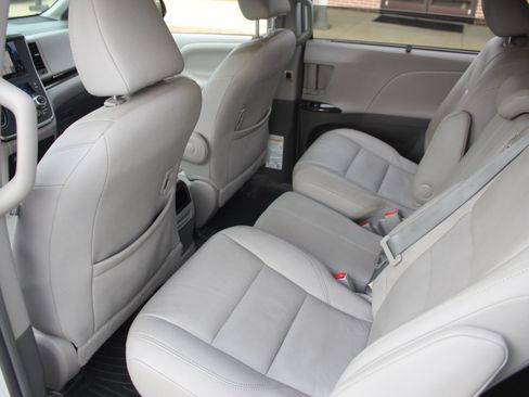 Used 2017 Toyota Sienna XLE w/ XLE Navigation Package FWD image 22