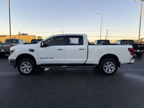 Used 2019 Nissan Titan SV w/ SV Convenience Package image 9