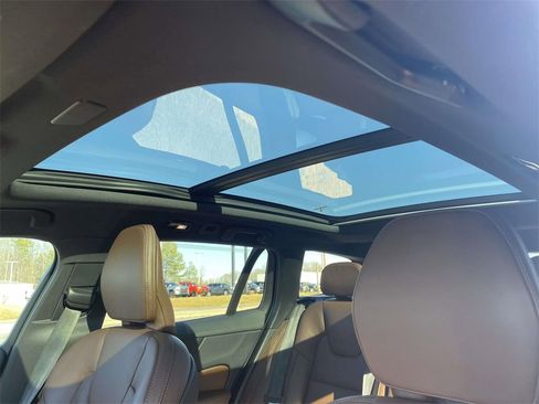 Used 2023 Volvo V60 B5 Cross Country Ultimate image 14