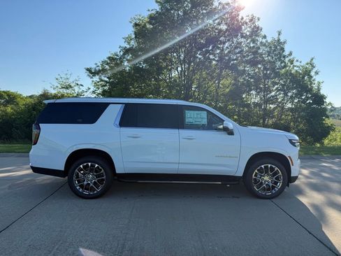 New 2026 Chevrolet Suburban LT w/ Comfort Package AWD/4WD image 2