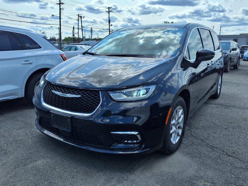 Used 2023 Chrysler Pacifica Touring-L FWD image 3