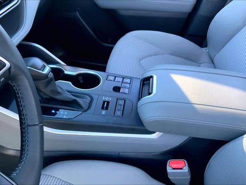 Certified 2025 Toyota Highlander LE image 14