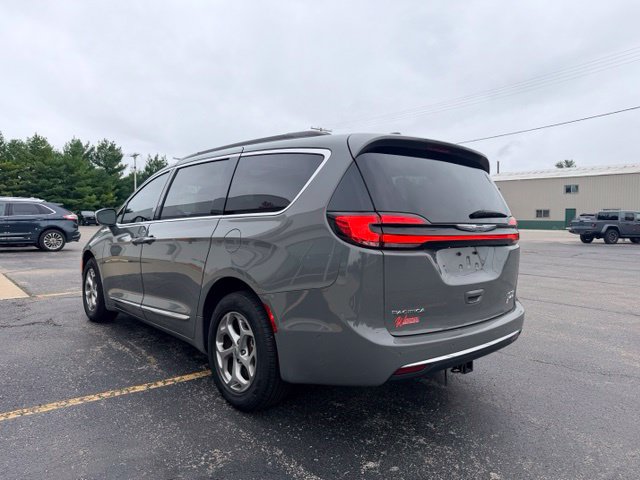 Used 2022 Chrysler Pacifica Limited w/ Uconnect Theater Family Group AWD/4WD image 8