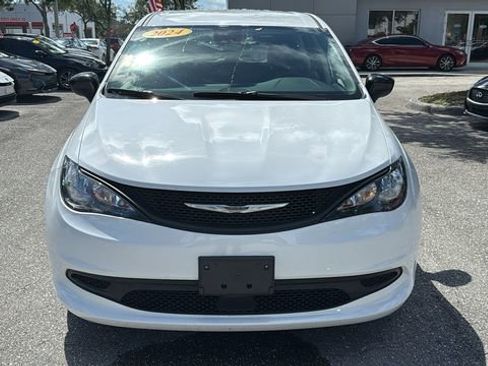 Used 2024 Chrysler Voyager LX image 2