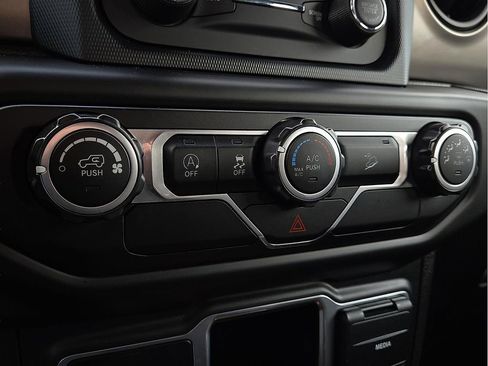 Used 2018 Jeep Wrangler Sport AWD/4WD image 16