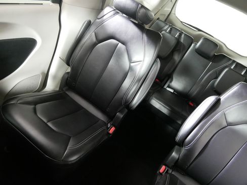 Used 2024 Chrysler Pacifica Touring-L image 12