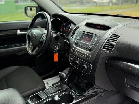 Used 2015 Kia Sorento LX image 11