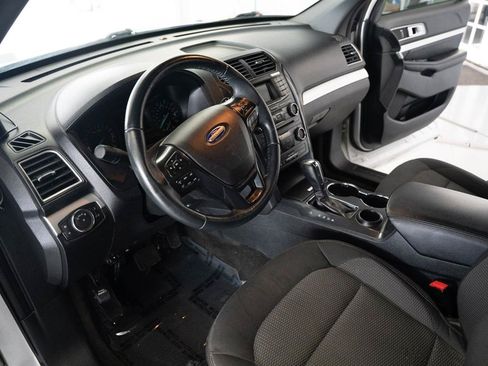 Used 2017 Ford Explorer XLT FWD image 11