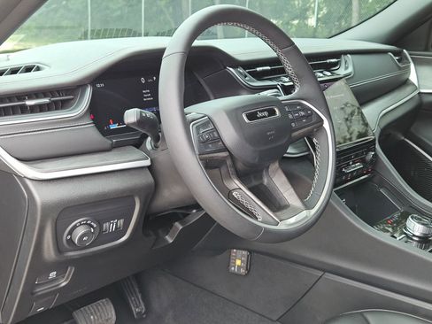 Used 2025 Jeep Grand Cherokee L Limited w/ Black Appearance Package AWD/4WD image 10
