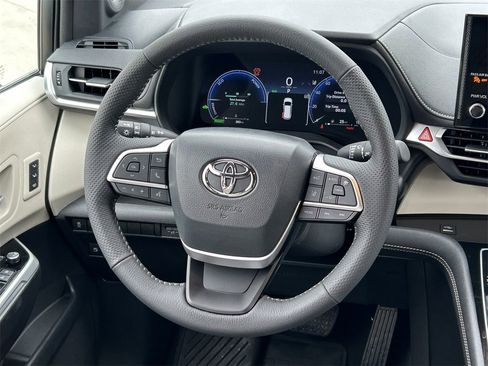 Used 2026 Toyota Sienna Limited image 49