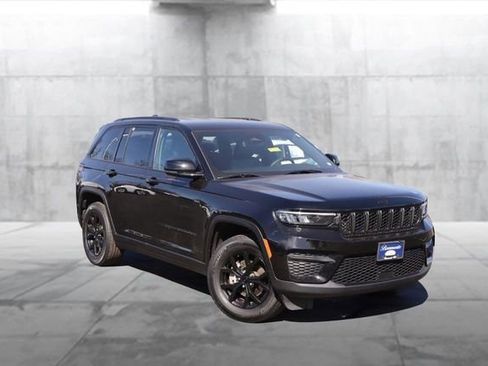 Used 2024 Jeep Grand Cherokee Altitude image 2