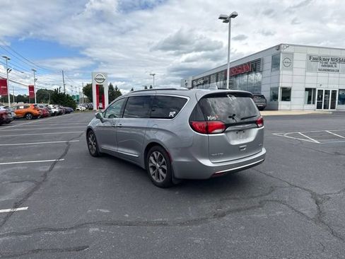 Used 2020 Chrysler Pacifica Limited w/ Tire & Wheel Group FWD image 5