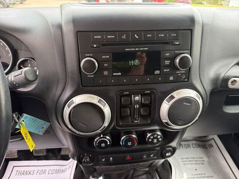 Used 2017 Jeep Wrangler Unlimited Sahara w/ Connectivity Group AWD/4WD image 18