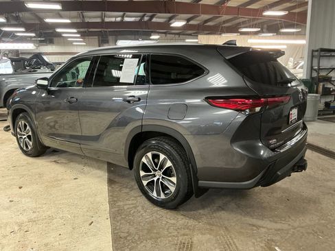 Used 2022 Toyota Highlander XLE AWD/4WD image 3