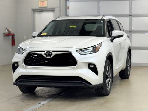 Used 2020 Toyota Highlander XLE image 3