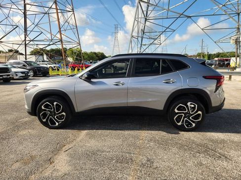 Used 2024 Chevrolet Trax RS w/ Sunroof Package FWD image 4