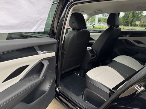 New 2025 Volkswagen Tiguan SE image 21