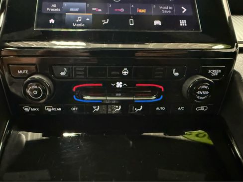 Used 2023 Jeep Grand Cherokee L Laredo AWD/4WD image 19