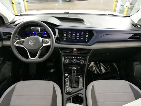 Used 2024 Volkswagen Taos SE w/ Panoramic Sunroof Package image 8