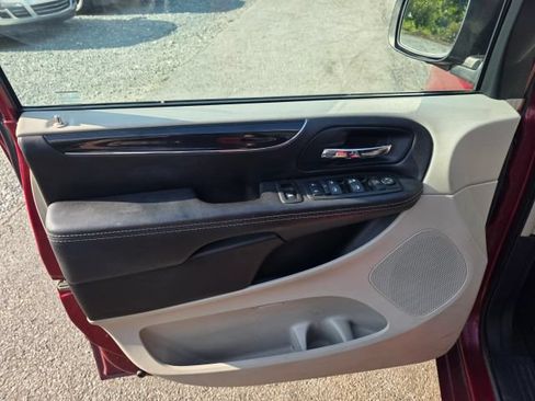 Used 2014 Chrysler Town & Country Touring-L FWD image 11