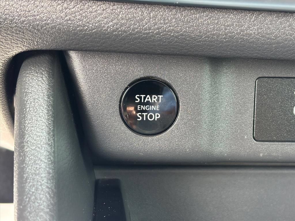 Used 2025 Nissan Rogue SV AWD/4WD image 17