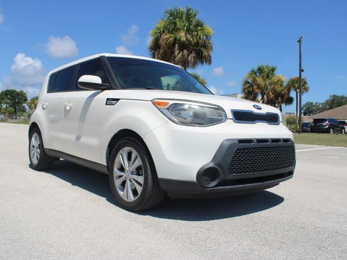 Used 2015 Kia Soul + FWD image 18