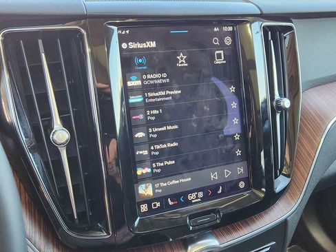 Used 2023 Volvo XC60 T8 Plus image 11