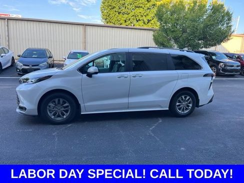 Used 2025 Toyota Sienna XLE FWD image 36