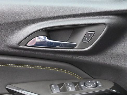 Used 2024 Chevrolet Trax LT w/ Sunroof Package FWD image 11