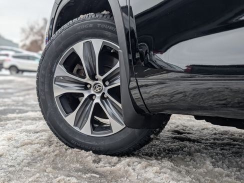 Used 2023 Toyota Highlander XLE image 7