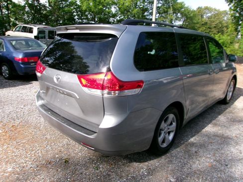 Used 2011 Toyota Sienna LE FWD image 18
