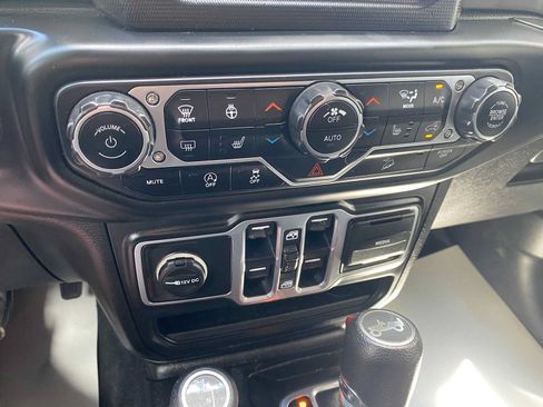 Used 2018 Jeep Wrangler Unlimited Sahara AWD/4WD image 25