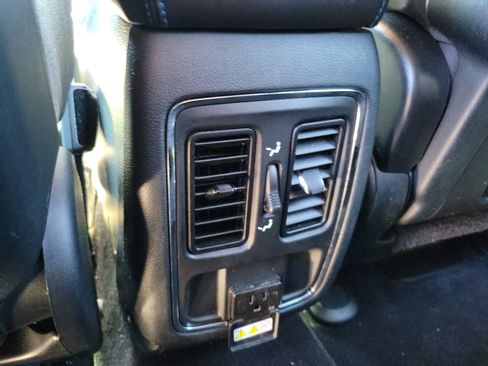 Used 2019 Jeep Grand Cherokee Laredo image 11