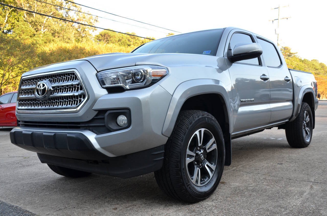 Used 2017 Toyota Tacoma TRD Sport AWD/4WD image 3