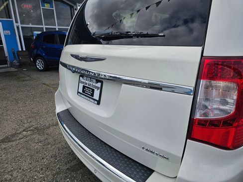Used 2011 Chrysler Town & Country Limited FWD image 17