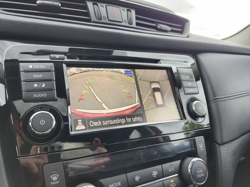 Used 2018 Nissan Rogue SL w/ Premium Package FWD image 4