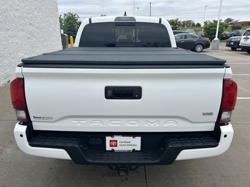 Used 2018 Toyota Tacoma TRD Sport AWD/4WD image 5