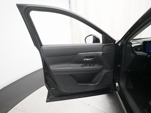 Certified 2025 Nissan Kicks SR image 27